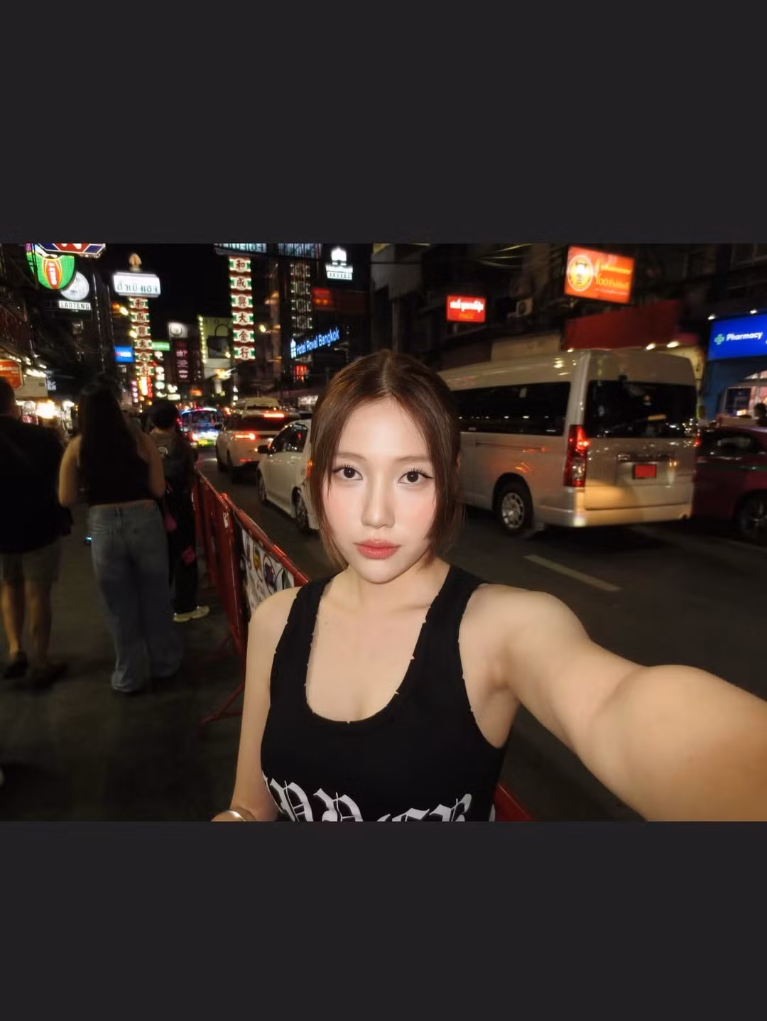 Bức ảnh selfie cận mặt cũng "gây thương nhớ" với đường nét thanh tú, lối trang điểm nhẹ nhàng, trong veo, đối lập hoàn toàn với bộ trang phục cá tính.
