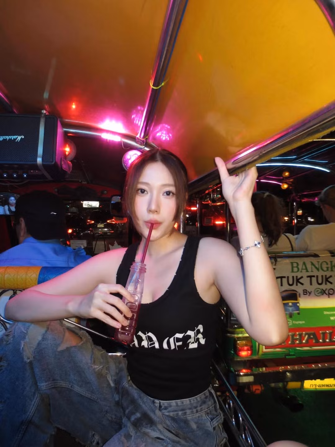 Khác với hình ảnh nữ tính, dịu dàng thường thấy, Uyển Ân "lột xác" với phong cách thời trang đường phố cực "ngầu" và bụi bặm.