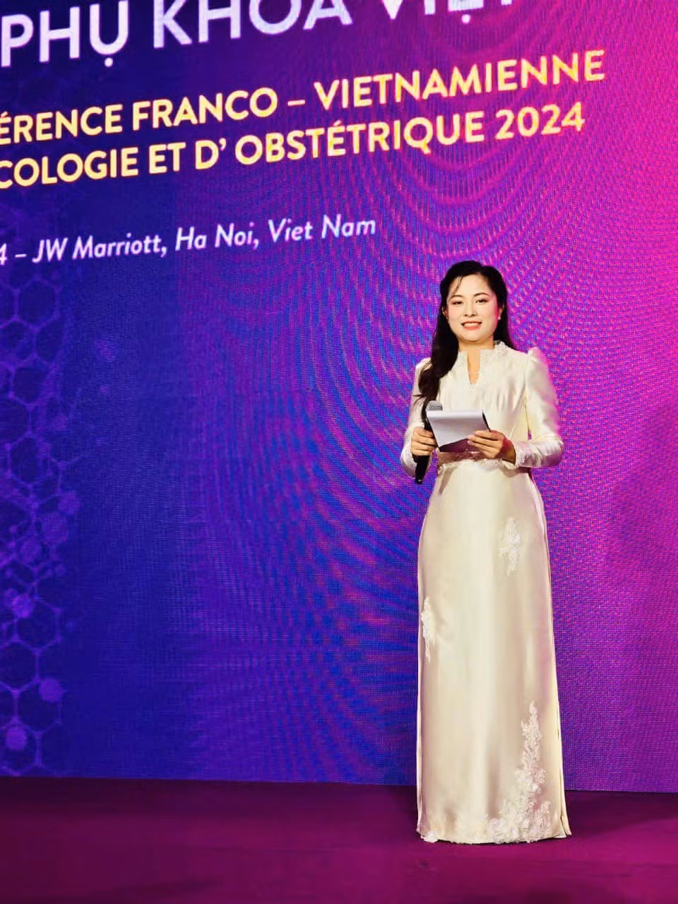 Ở độ tuổi U40, bác sĩ Giang gây ấn tượng với sự chỉn chu, tươi tắn, phong thái nhẹ nhàng, ân cần khi làm việc.