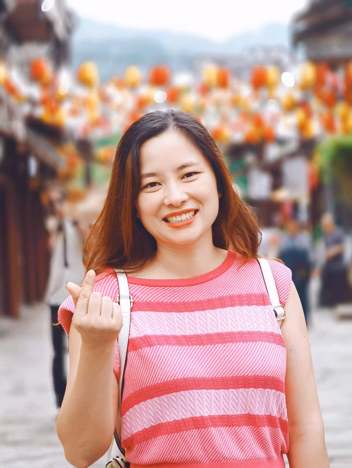 Gần đây, khi bất ngờ nổi tiếng trên mạng xã hội, được nhiều người khen ngợi là “học bá”, “trùm cuối con nhà người ta”, bác sĩ Giang gửi lời cảm ơn và khiêm tốn chia sẻ: “Ngoài kia còn rất nhiều đồng nghiệp - những bác sĩ không chỉ giỏi chuyên môn mà còn thành thạo ngoại ngữ, thường xuyên tham gia dịch cabin trong nhiều chuyên ngành khác nhau như một phần trong công việc hằng ngày.