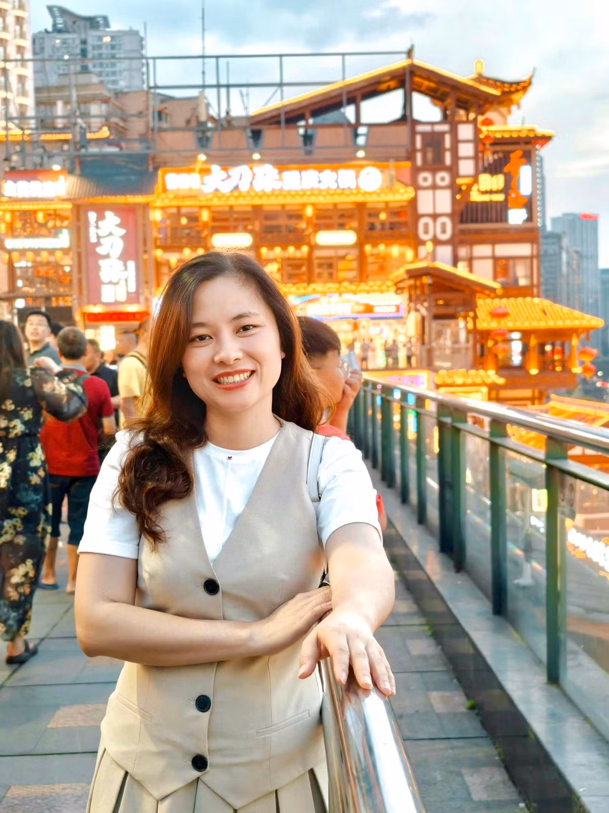 Chị Minh Giang hiện là bác sĩ Chuyên khoa II tại Khoa Khám bệnh - Bệnh viện Phụ sản Trung Ương. Không chỉ giỏi về chuyên môn, nữ bác sĩ còn hoạt động tích cực trên mạng xã hội, vừa biết truyền tải kiến thức một cách sáng tạo mà không mất đi sự chuẩn mực.