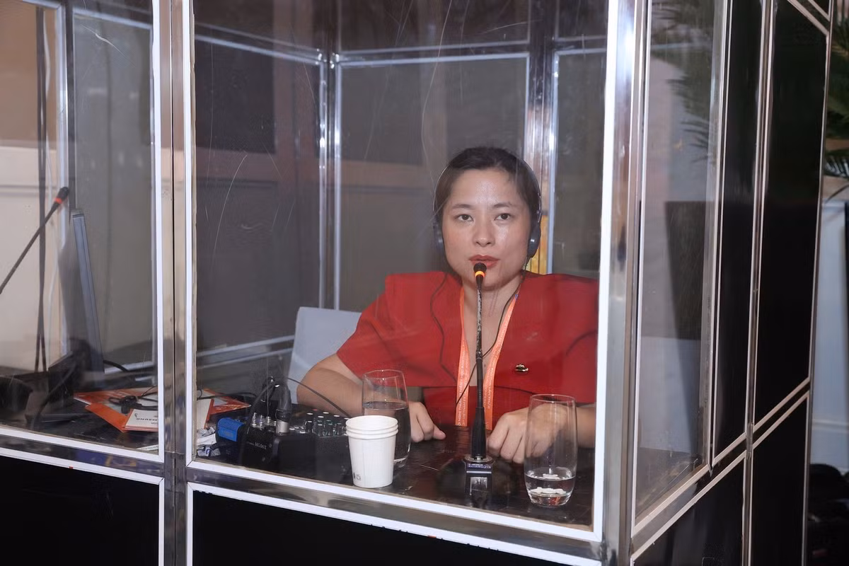 Nữ bác sĩ Phạm Minh Giang (SN 1987), hiện đang làm việc tại Khoa Khám bệnh – Bệnh viện Phụ sản Trung Ương, Hà Nội thời gian qua là cái tên được netizen chú ý đặc biệt khi có “nghề tay trái” là phiên dịch cabin Y khoa.