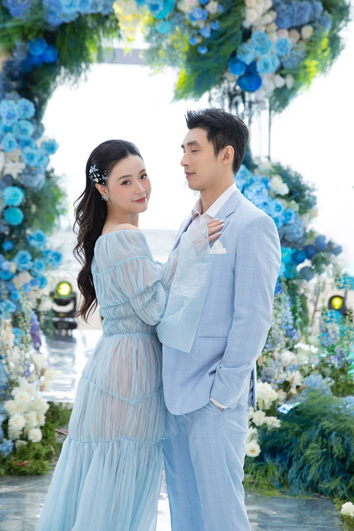 Không cần lời nói hoa mỹ, tình cảm của cặp đôi thể hiện qua những chi tiết nhỏ, đủ tinh tế để người ngoài nhìn vào cũng cảm nhận được sự bình yên.