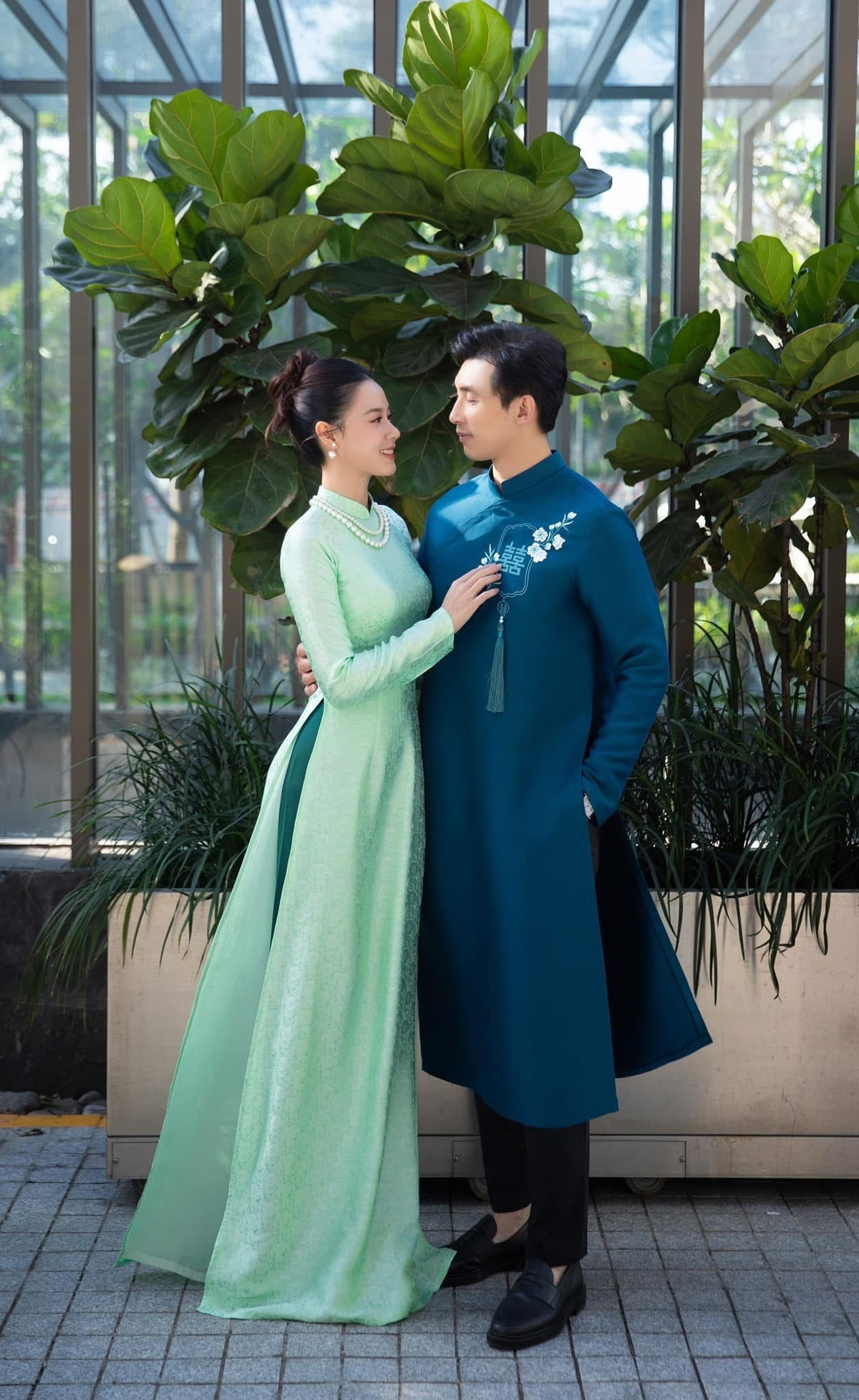 Khác với hình ảnh một Midu độc lập, bận rộn với công việc trước đây, sau khi lập gia đình, người đẹp vẫn giữ được sự cân bằng đáng ngưỡng mộ. Cô tiếp tục hoạt động trong lĩnh vực nghệ thuật, giảng dạy và kinh doanh, trong khi chồng luôn âm thầm đồng hành, ủng hộ phía sau.