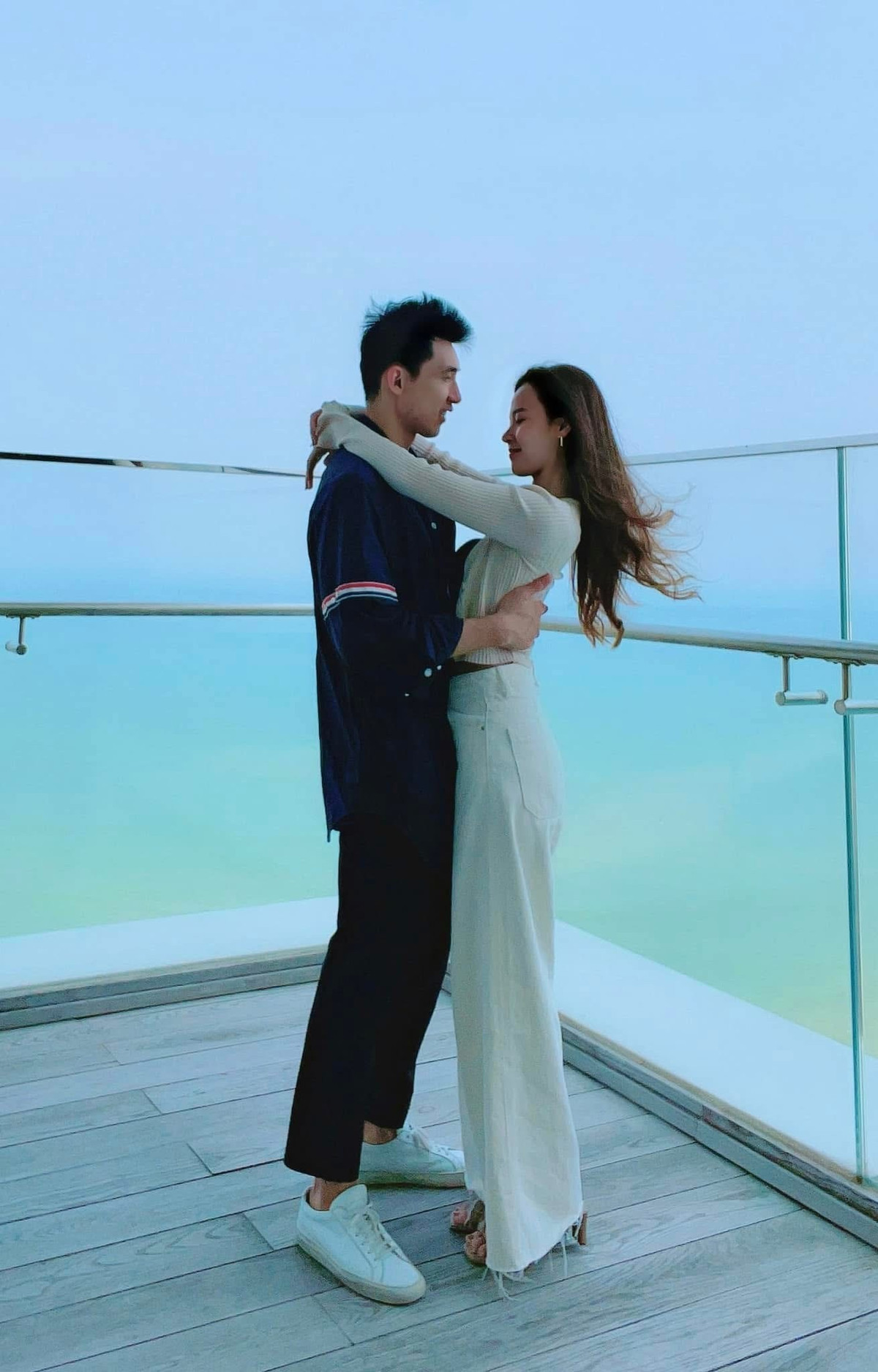 Những khoảnh khắc đời thường như cùng nhau dạo phố, đi du lịch hay đơn giản là ánh mắt chồng nhìn vợ khi bấm máy đã trở thành “chứng nhận” rõ ràng nhất cho hạnh phúc hiện tại của Midu.