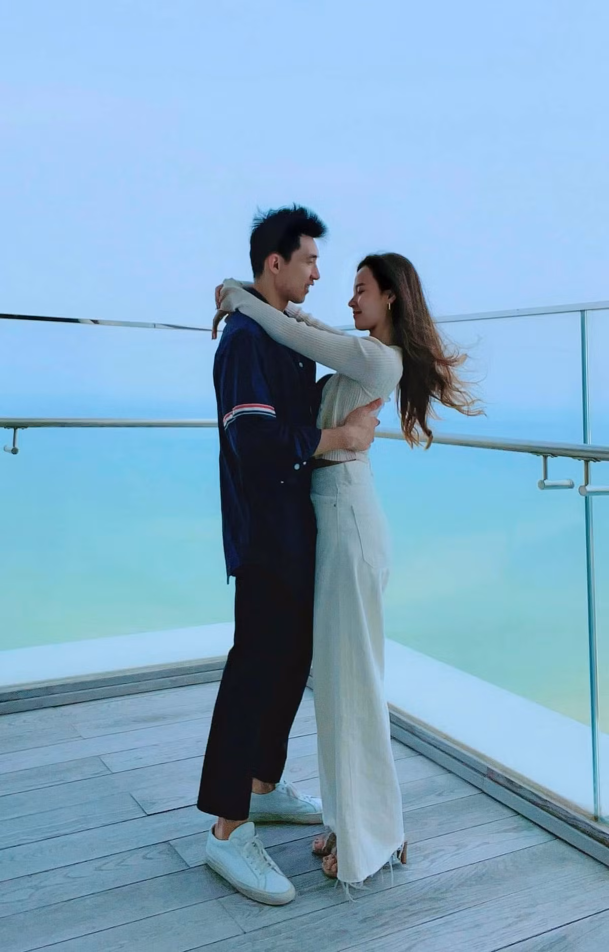 Những khoảnh khắc đời thường như cùng nhau dạo phố, đi du lịch hay đơn giản là ánh mắt chồng nhìn vợ khi bấm máy đã trở thành “chứng nhận” rõ ràng nhất cho hạnh phúc hiện tại của Midu.