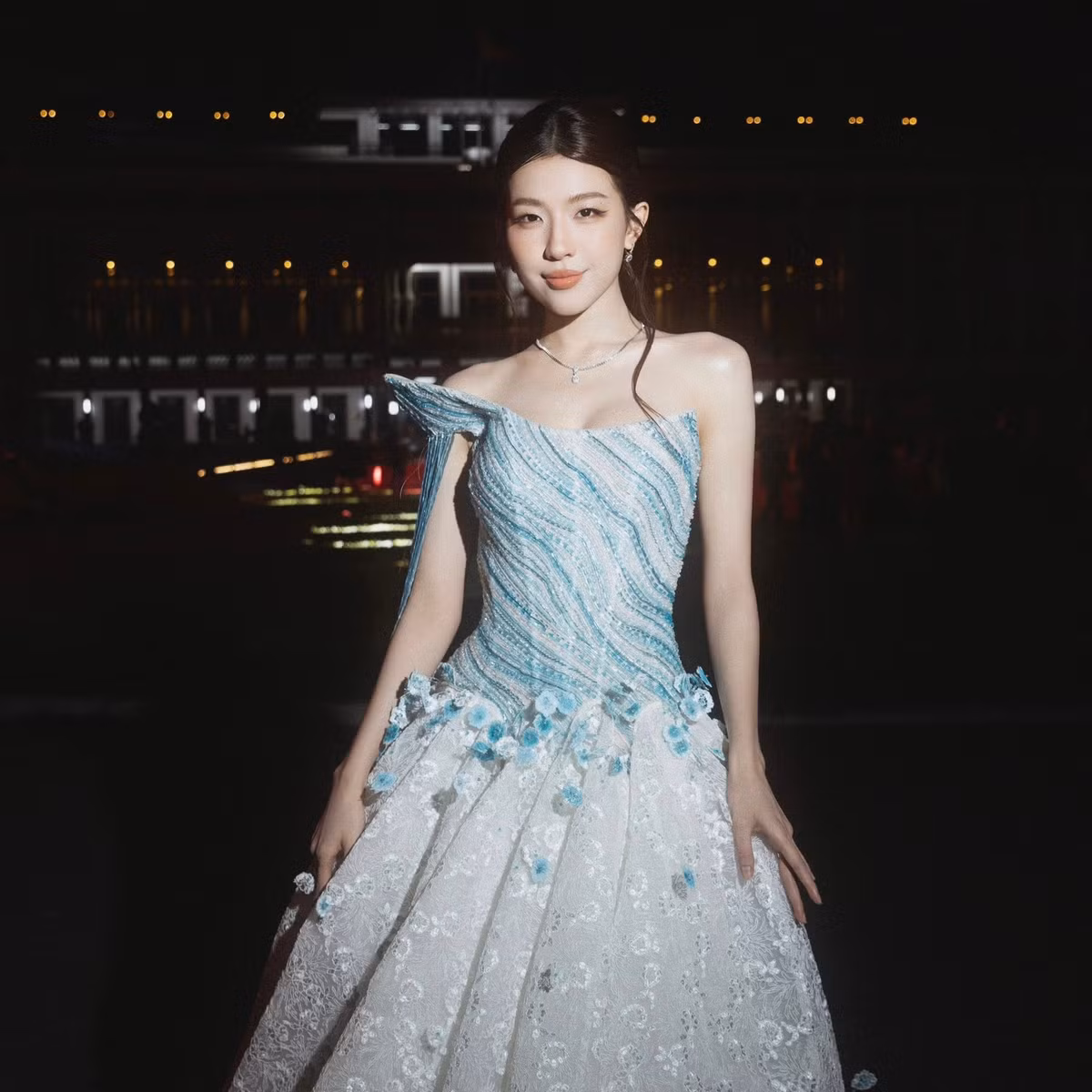 Mỗi bước đi của LAMOON trên thảm đỏ đều tạo ấn tượng bởi thần thái nhẹ nhàng nhưng đầy cuốn hút — đúng chuẩn “nàng thơ điện ảnh”.