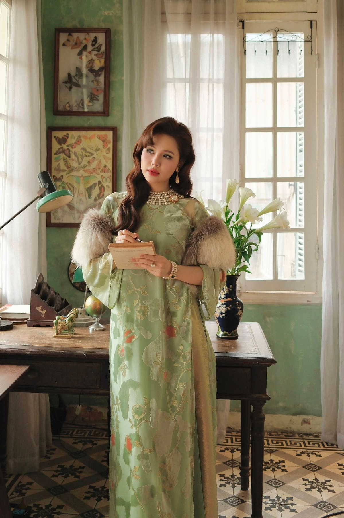 Trước đây, Phanh Lee từng được biết đến qua nhiều vai diễn trên màn ảnh nhỏ với hình tượng nhẹ nhàng, nữ tính. Ngoài diễn xuất, cô còn gây ấn tượng bởi phong cách sống kín tiếng, ít scandal.