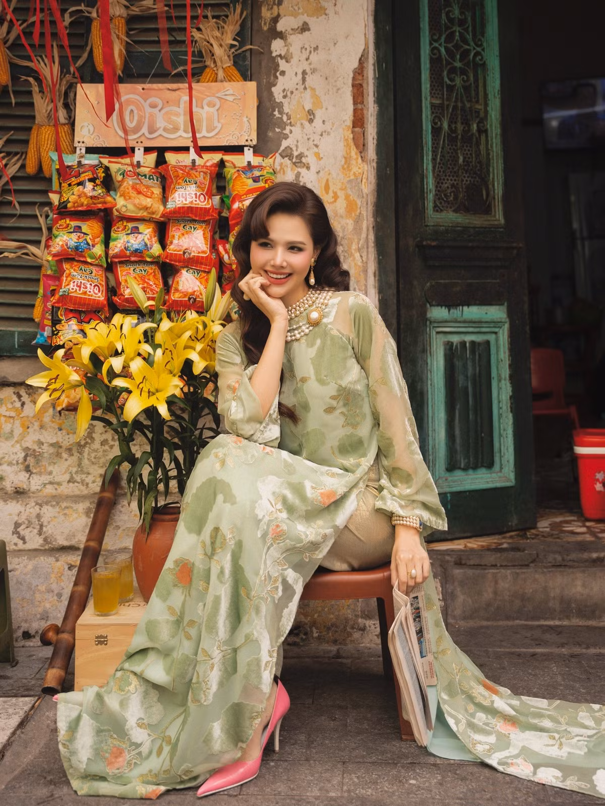 Giữa dòng chảy sôi động của showbiz Việt, Phanh Lee vẫn giữ cho mình một vị trí riêng nhờ hình ảnh thanh lịch, nền nã và không chạy theo những trào lưu ồn ào. Mới đây, nữ diễn viên tiếp tục ghi điểm khi tung loạt ảnh mang phong vị cổ điển, khắc họa rõ nét vẻ đẹp chuẩn “quý cô Hà thành” khiến nhiều người không khỏi xuýt xoa.