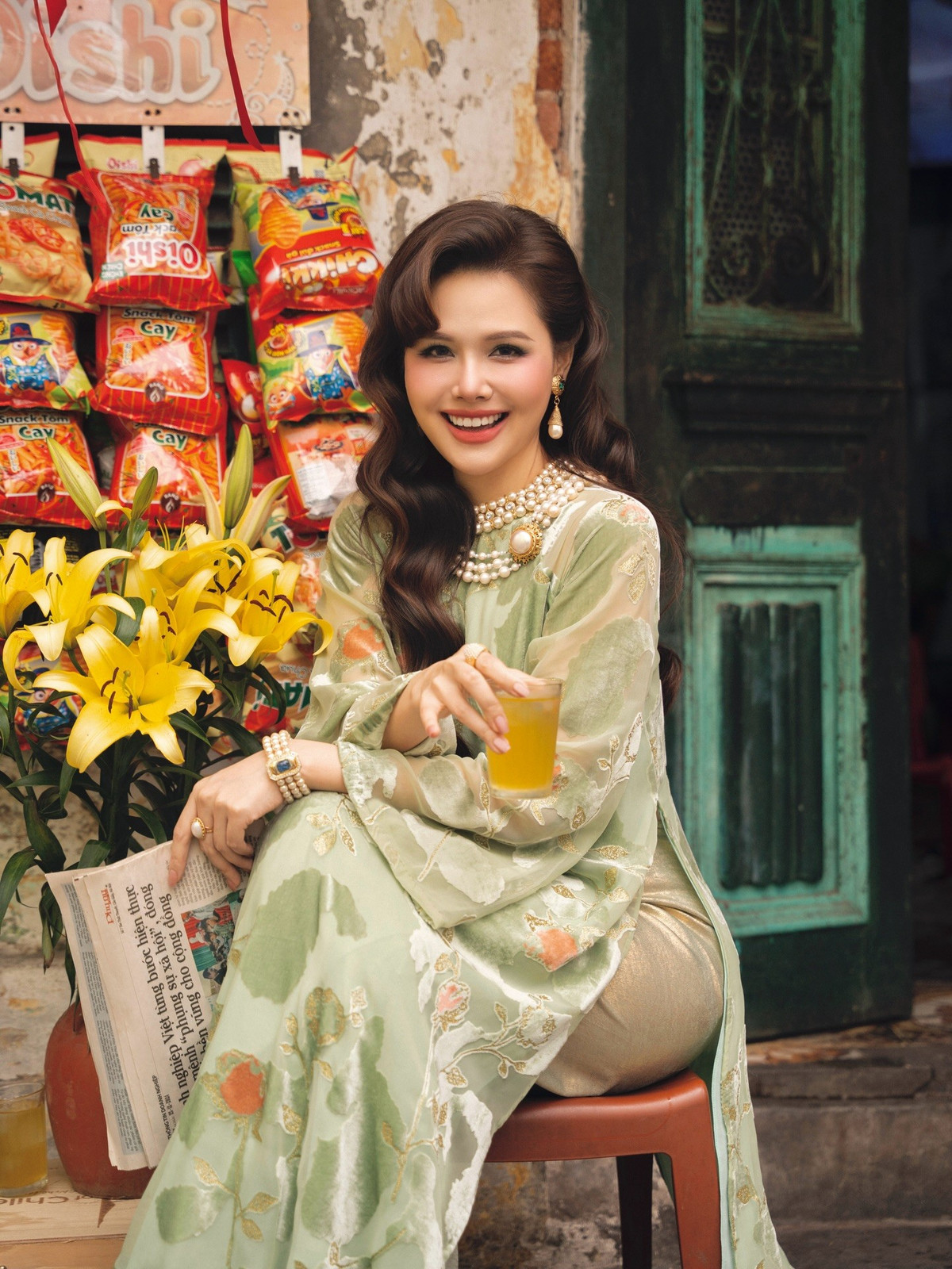 Trong bộ ảnh mới, Phanh Lee lựa chọn trang phục mang gam xanh pastel nhẹ nhàng, phom dáng kín đáo nhưng tinh tế. Chất liệu mềm rũ cùng họa tiết hoa lá được xử lý khéo léo giúp tổng thể vừa cổ điển, vừa mang hơi thở hiện đại.