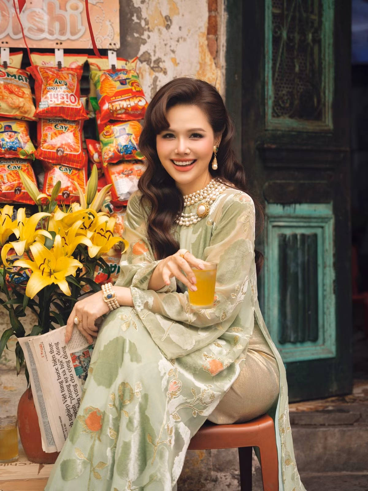 Trong bộ ảnh mới, Phanh Lee lựa chọn trang phục mang gam xanh pastel nhẹ nhàng, phom dáng kín đáo nhưng tinh tế. Chất liệu mềm rũ cùng họa tiết hoa lá được xử lý khéo léo giúp tổng thể vừa cổ điển, vừa mang hơi thở hiện đại.