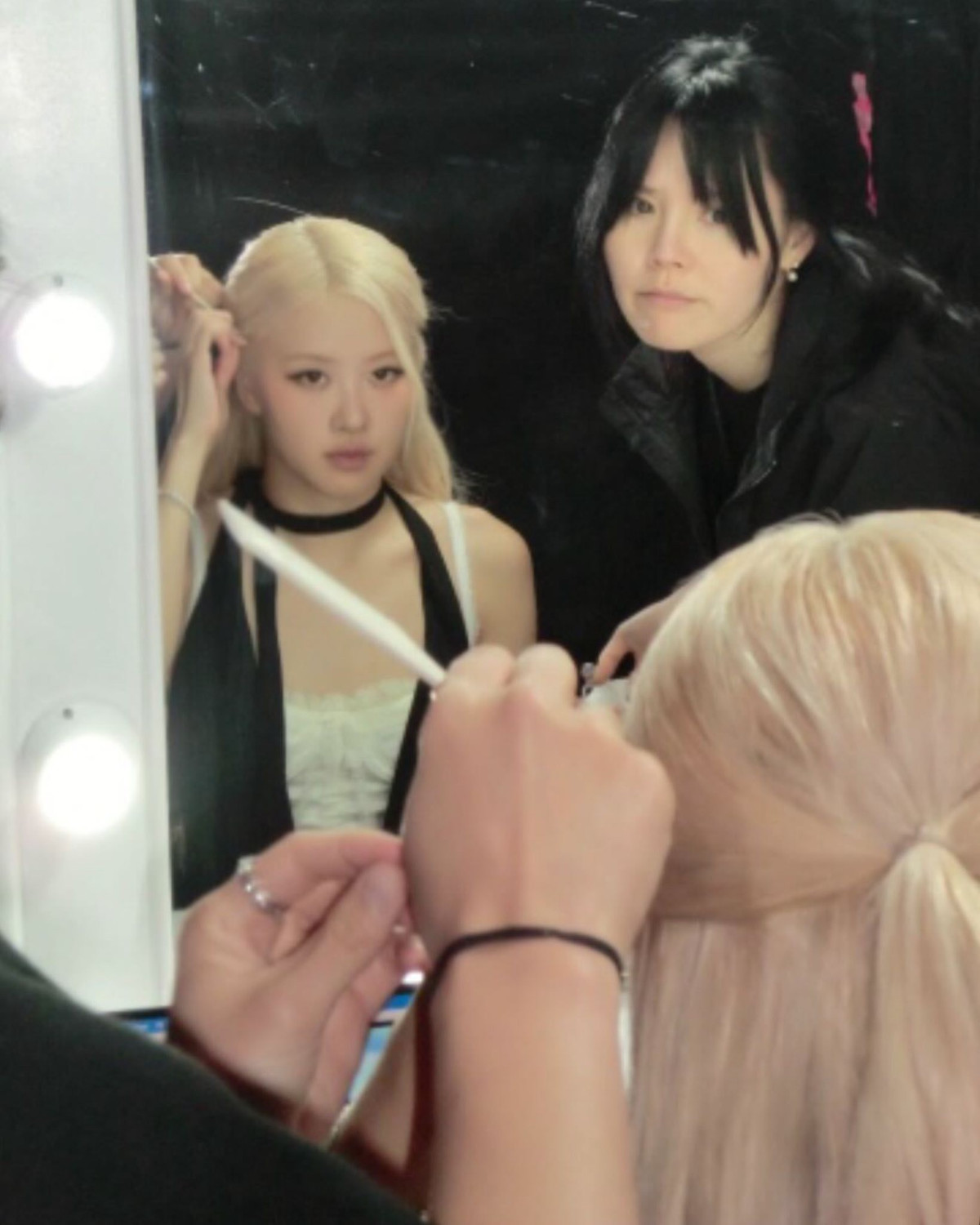 Bên cạnh làn sóng chỉ trích, không ít fan hâm mộ cũng đứng ra bênh vực cho nữ idol với lý do: slip dress đang là xu hướng mà Saint Laurent đẩy mạnh trong thời gian gần đây.