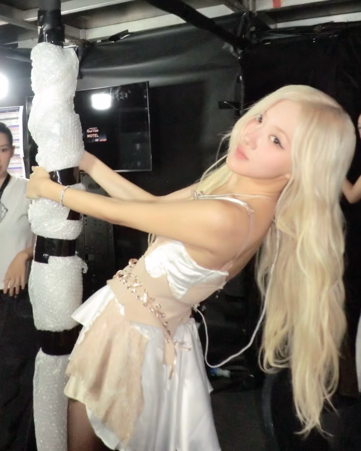 Khi hình ảnh của Rosé ở sân khấu Jakarta được chia sẻ rộng rãi, netizen quốc tế đã lập tức phản ứng trái chiều.