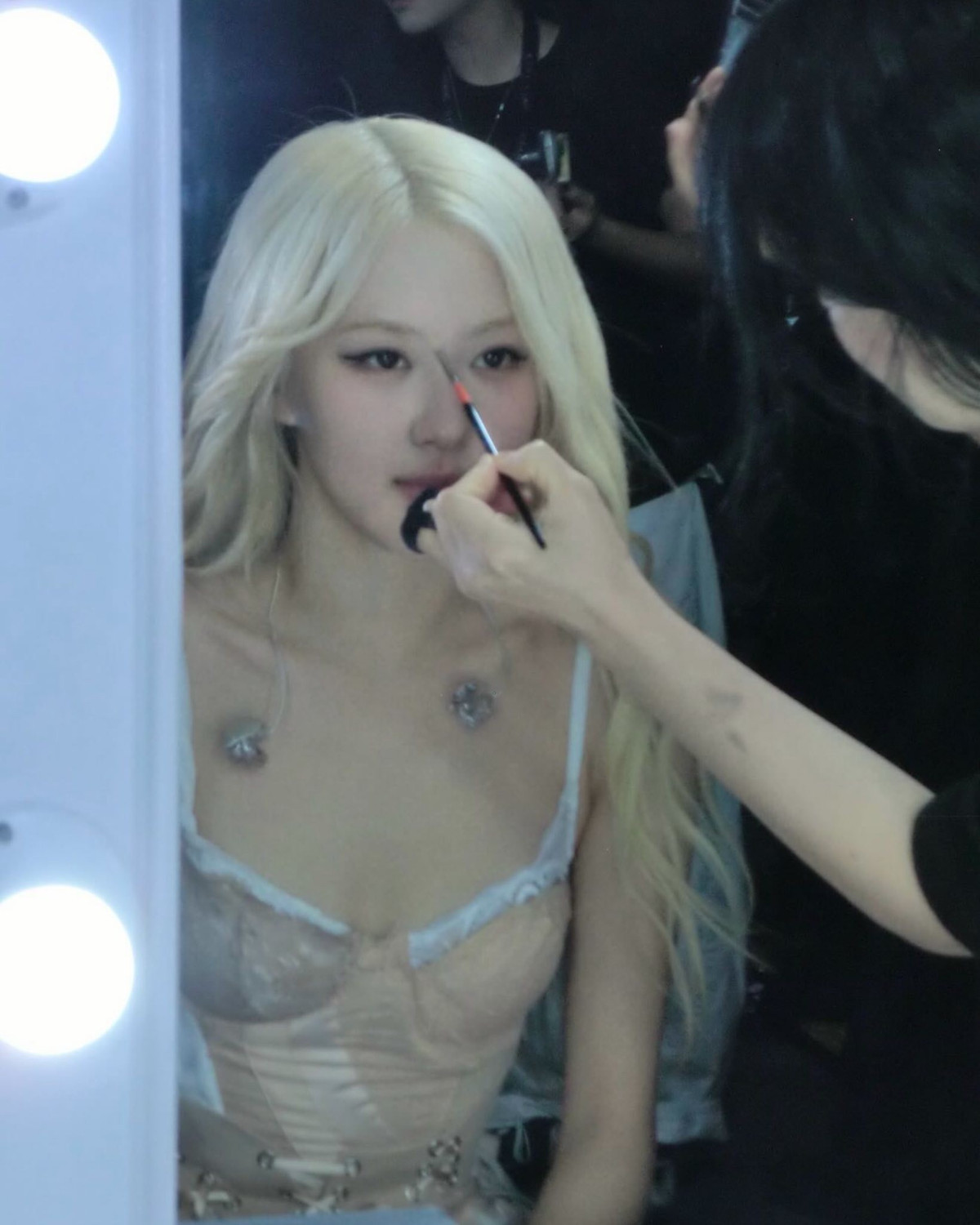 Việc Rosé tiếp tục lăng xê item này trên sân khấu solo là hoàn toàn hợp lý, vừa thể hiện sự gắn bó với thương hiệu mà mình đang đại diện, vừa củng cố hình ảnh cá nhân gắn liền với phong cách tối giản, gợi cảm và tinh tế.