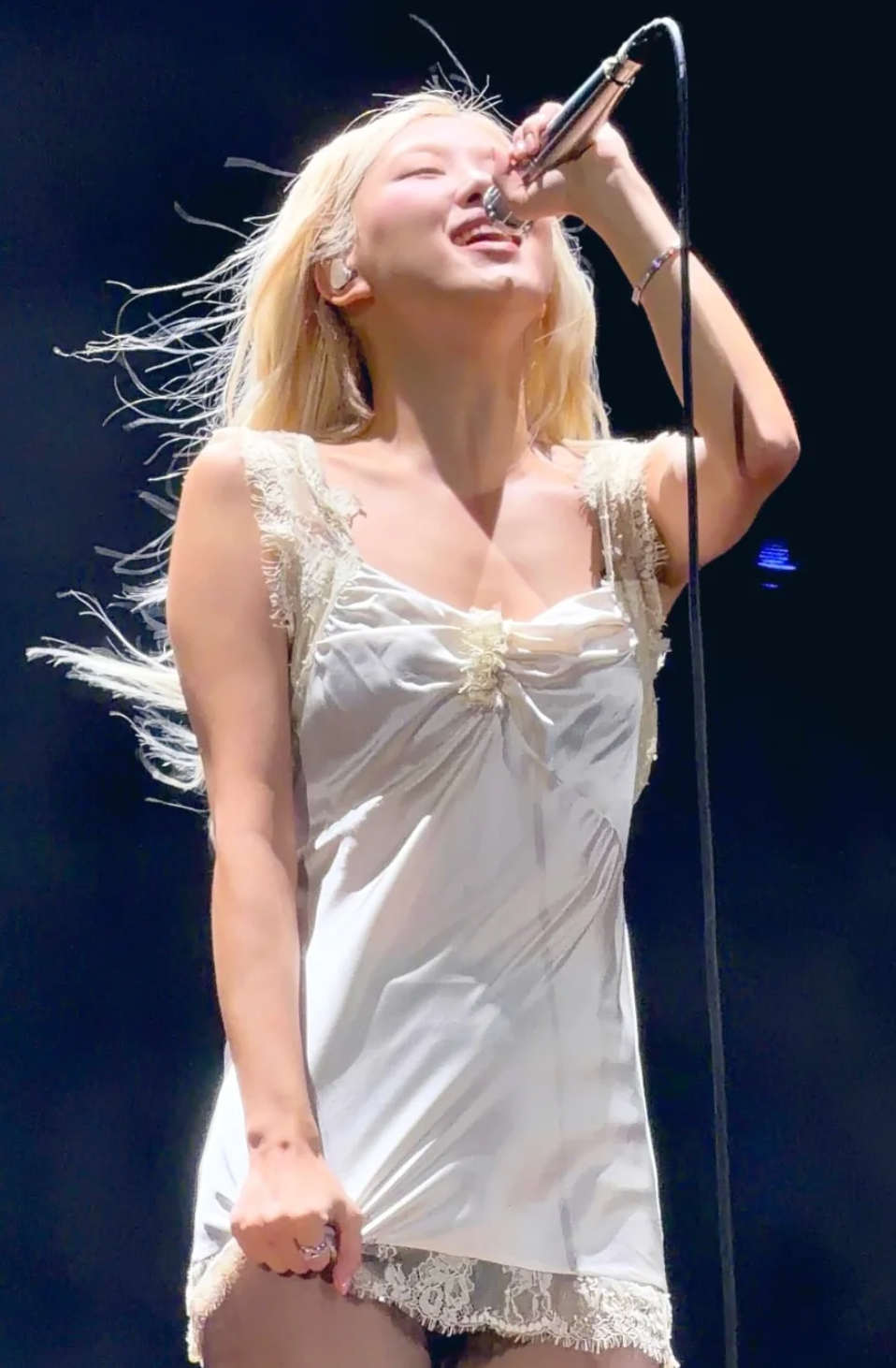 Mới đây khi BLACKPINK mở đầu tháng 11 bằng 2 đêm diễn ở Jakarta. Rosé vô tình khơi lại những ồn ào vừa tạm lắng bằng chiếc slip dress gây tranh cãi không kém gì lần xuất hiện ở show Saint Laurent.