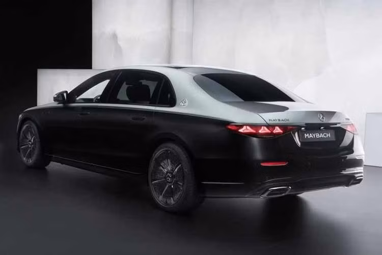 Về chi phí, mức giá khởi điểm cho S 580 là khoảng 231.300 USD (tương đương 6,09 tỷ đồng), phiên bản Hybrid có giá 237.000 USD (khoảng 4,24 tỷ đồng) và cao nhất là S 680 với 275.200 USD (khoảng 7,24 tỷ đồng).