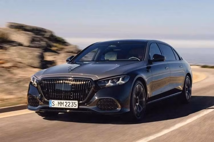 Mercedes-Maybach S-Class 2026 mới ra mắt với gói nâng cấp Night Series. Phiên bản này tập trung vào việc thay đổi ngôn ngữ thiết kế theo hướng tối giản nhưng quyền lực, thay thế vẻ ngoài bóng bẩy truyền thống bằng các chi tiết mạ chrome tối màu và những tùy chọn cá nhân hóa chuyên sâu.