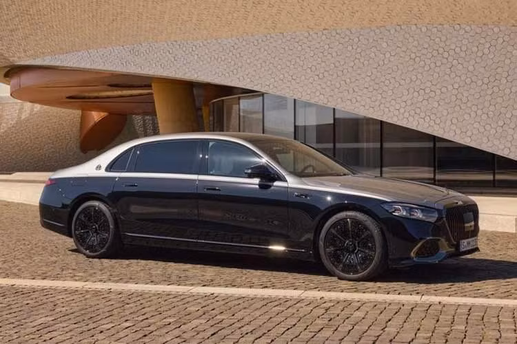 Điểm nhấn lớn nhất của mẫu xe sang Mercedes-Maybach S-Class 2026 phiên bản Night Series nằm ở các chi tiết ngoại thất được xử lý mạ chrome tối màu, tạo nên sự tương phản mạnh mẽ với kích thước bề thế của dòng S-Class.