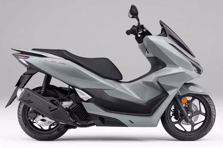 Về vận hành, PCX160 2026 tiếp tục sử dụng động cơ xăng 4 thì, xi-lanh đơn, SOHC 4 van, làm mát bằng dung dịch, dung tích 156cc. Khối động cơ này cho công suất tối đa 12 kW, tương đương 15,8 mã lực tại 8.500 vòng/phút, cùng mô-men xoắn cực đại 15 Nm tại 6.500 vòng/phút.