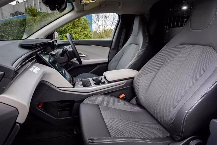 Khoang chở hàng được thiết kế với sàn phẳng nhằm tối ưu không gian sử dụng, đi kèm các móc treo và vách ngăn có thể điều chỉnh. Ngoài ra, khách hàng có thể lựa chọn thêm các gói trang bị như Utility Pack với khoang chứa đồ phía trước.