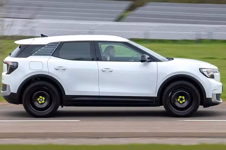 Nếu nhìn nó Ford Explorer Van chạy trên đường, mẫu xe này dễ khiến người xem liên tưởng đến các phương tiện thực thi pháp luật dạng “cảnh sát chìm”, đặc biệt nếu được bổ sung thêm hệ thống đèn tín hiệu chuyên dụng.