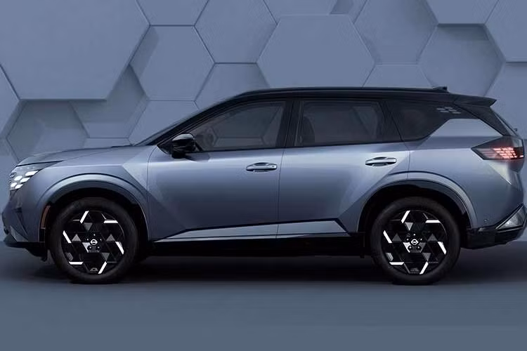 Hệ thống chiếu sáng phía trước có thiết kế dạng chữ L ngược với dải LED mảnh, trong khi đèn định vị ban ngày được tích hợp sâu vào lưới tản nhiệt với họa tiết lục giác. Logo Nissan ở khu vực trung tâm cũng được cho là có khả năng phát sáng. Ở thân xe, các chi tiết tạo hình lục giác tiếp tục xuất hiện trên cột D và các đường gân dập nổi, mang lại diện mạo hiện đại và khác biệt.