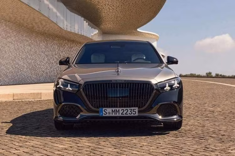 Đặc biệt, hãng xe Đức cung cấp tùy chọn phối hai tông màu đặc trưng là đen Obsidian đi kèm bạc Mojave hoặc trắng Opalith kết hợp đen Obsidian. Để hoàn thiện vẻ ngoài, xe còn được trang bị bốn mẫu mâm 20 inch sơn đen hoặc tùy chọn mâm 21 inch mạ vàng tương phản dành cho những chủ nhân muốn sự khác biệt tuyệt đối.