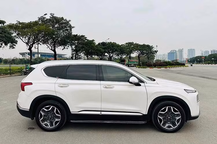 Thậm chí, giá sang nhượng của chiếc SantaFe máy dầu này còn ngang ngửa giá niêm yết khi mua mới, cụ thể là 1,219 tỷ đồng vào năm 2024. Điều này cho thấy sức hút của những chiếc Hyndai SantaFe máy dầu vẫn chưa hề giảm sau hai năm.