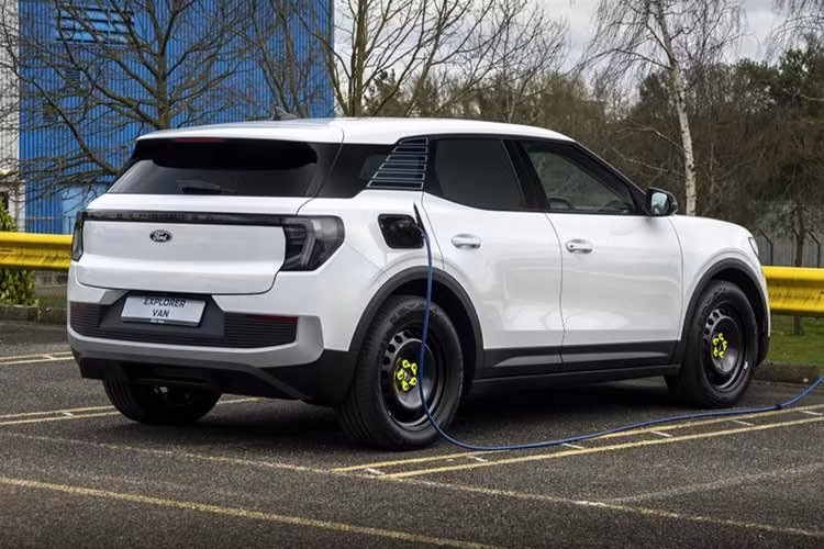 Theo công bố, phiên bản Ford Explorer Van 2026 tại thị trường châu Âu sở hữu dẫn động cầu sau có thể di chuyển tối đa khoảng 602 km sau mỗi lần sạc đầy, trong khi thông số của bản AWD chưa được tiết lộ.