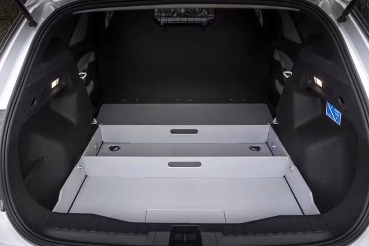 Về vận hành, Explorer Van có hai tùy chọn hệ truyền động. Phiên bản tiêu chuẩn sử dụng một mô-tơ điện đặt phía sau, cho công suất 282 mã lực và khả năng kéo tối đa 1.000 kg. Bản dẫn động bốn bánh (AWD) mạnh hơn với công suất 335 mã lực, đồng thời nâng khả năng kéo lên 1.200 kg.