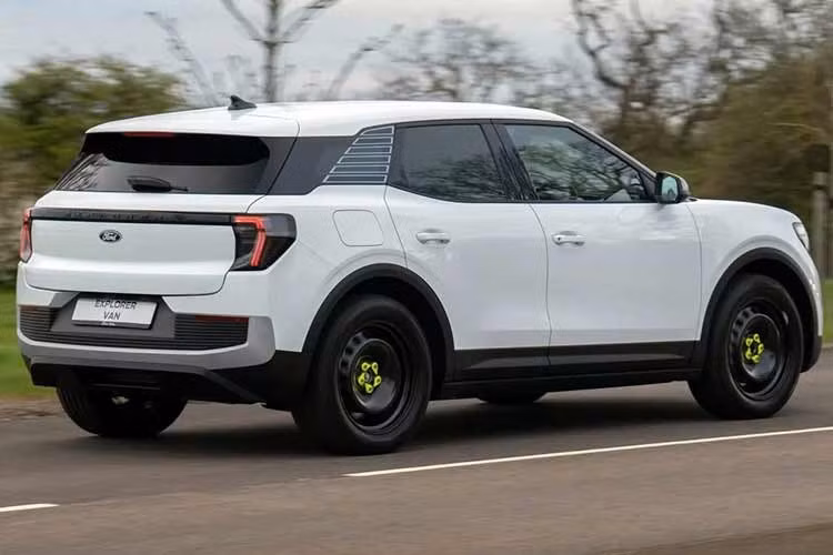 Cụm đèn pha của xe kích thước lớn với công nghệ LED hoàn toàn có khả năng thích ứng giống như phiên bản SUV chạy điện. Cản sau xe tương đồng với cản trước đều được mạ bạc có thiết kế đặt cao giúp góc thoát xe tốt hơn.