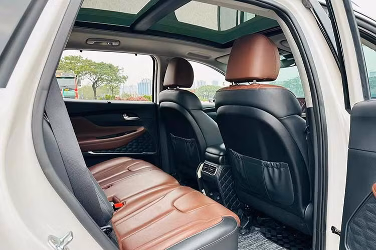 Theo nhiều người dùng đánh giá, động cơ dầu của SantaFe mạnh lại vừa tiết kiệm chi phí vận hành hơn so với bản máy xăng. Trong phân khúc SUV cỡ D, hiệu suất động cơ của SantaFe chỉ xếp dưới Ford Everest, mẫu xe lắp động cơ dầu tăng áp 2.0 với công suất 209 mã lực, mô-men xoắn 500 Nm.