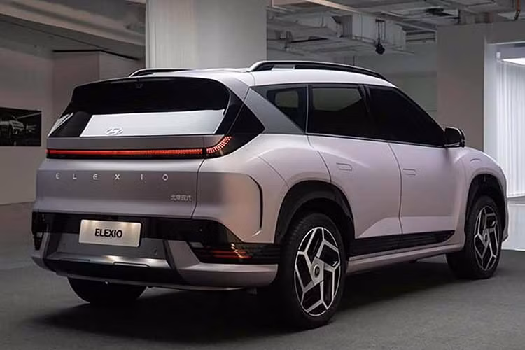 Các mẫu xe của liên doanh này ở thị trường Trung Quốc hiện đang rơi vào cảnh không hẳn cao cấp, cũng chẳng bình dân. Theo dữ liệu từ Hiệp hội Xe du lịch Trung Quốc, doanh số hàng tháng của Hyundai Elexio tại thị trường này chỉ đạt 221 xe vào tháng 11/2025 và 228 xe vào tháng 12/2025.