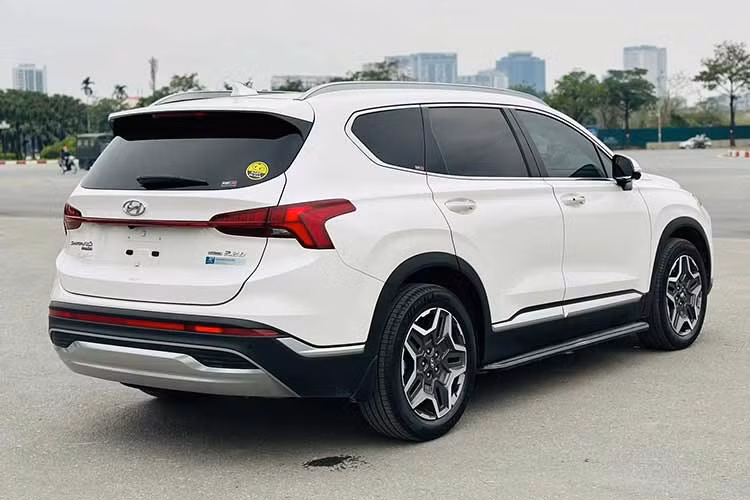 Hiện tại, giá dầu diesel vẫn duy trì ở mức khoảng 33.000 đồng/lít. Điều này khiến nhiều khách hàng Việt tìm kiếm các sản phẩm tiết kiệm nhiên liệu, nhưng thú vị là SantaFe máy dầu vẫn là một ngoại lệ được nhiều người dùng ưa chuộng.