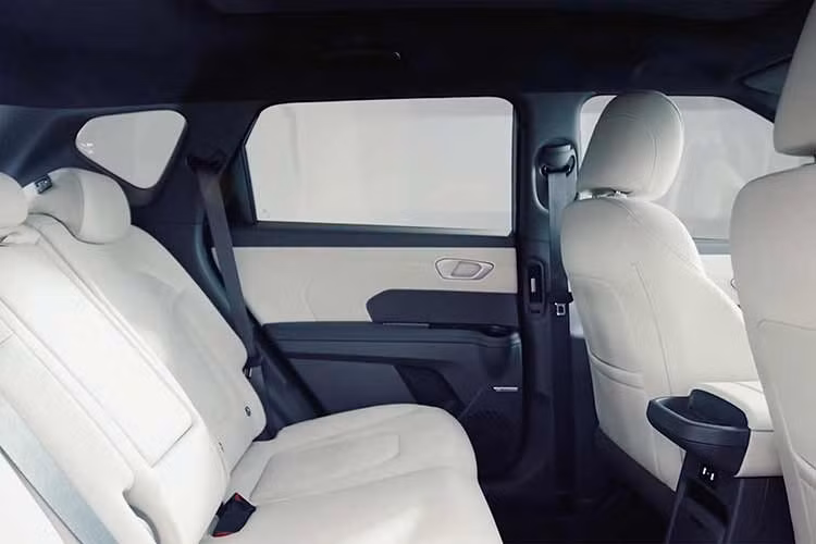 Tại triển lãm sắp tới, Hyundai sẽ công bố thiết kế và các thông số kỹ thuật chính của các mẫu xe sản xuất hàng loạt mang thương hiệu IONIQ tại Trung Quốc. Hãng cũng sẽ trình bày lộ trình toàn diện nhằm thâm nhập sâu hơn vào thị trường xe điện Trung Quốc, không chỉ ở khâu mua xe mà còn bao gồm cả dịch vụ hậu mãi.