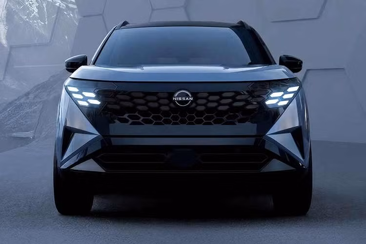 Phía sau, cụm đèn hậu của Nissan X-Trail 2027 được thiết kế dạng các khối chữ nhật xếp theo hình chữ L, nối liền với kính sau, tương tự thế hệ hiện tại. Bộ mâm hai tông màu với họa tiết hình học hoàn thiện tổng thể thiết kế mang tính nhận diện cao.