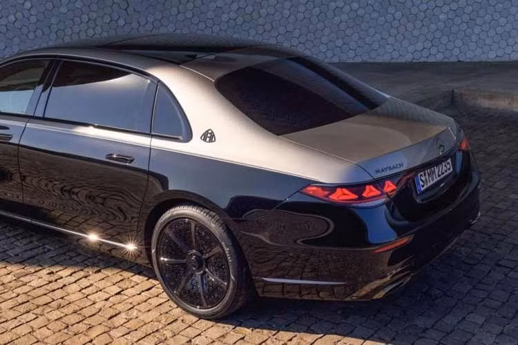 Khách hàng có thể lựa chọn các tông màu đơn sắc truyền thống như đen Obsidian, xám Graphite hoặc các màu sơn Manufaktur cao cấp bao gồm trắng Opalith và đen nhám Night Black Magno cho mẫu sean hạng sạng đầu bảng Maybach S-Class 2026.