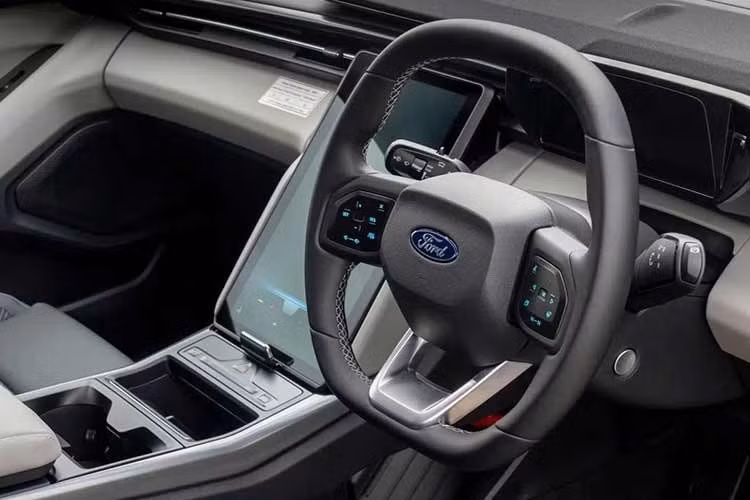 Việc chuyển đổi này do trung tâm Ford Pro tại Dagenham (Anh) thực hiện, giúp Ford Explorer Van đáp ứng các tiêu chuẩn dành cho xe phục vụ công việc và tận dụng các ưu đãi về thuế tại thị trường châu Âu.