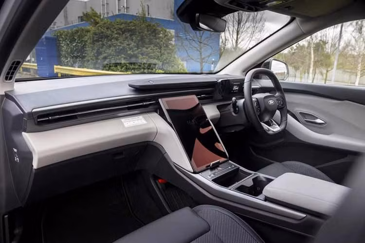 Điểm thay đổi quan trọng nằm ở cấu trúc nội thất. Mẫu xe Van điện nhà Ford sau khi chuyển đổi đã được bổ sung vách ngăn cố định phía sau hàng ghế trước, qua đó được phân loại là xe thương mại thay vì xe du lịch.