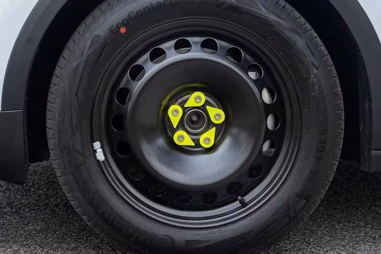 Hai bên thân xe van Ford Explorer chạy điện mới tạo hình cột C khác lạ tạo hiệu ứng trần nổi, phần ốp vòm lốp màu đen nổi bật, gia tăng vẻ thể thao cho xe. Tay nắm cửa cùng màu thân xe, gương chiếu hậu chỉnh/gập điện sơn đen.