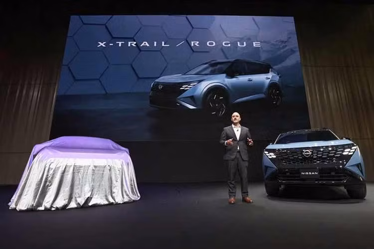 Theo kế hoạch, Nissan X-Trail thế hệ mới sẽ chính thức ra mắt tại thị trường Mỹ và Canada vào cuối năm nay dưới cái tên riêng là Rogue. Trước thời điểm đó, những hình ảnh chính thức đầu tiên của Nissan X-Trail 2027 đã được tung ra. X-Trail là một phần quan trọng trong giai đoạn phát triển mới của Nissan và dự kiến sẽ được trang bị hệ thống hybrid e-Power thế hệ mới.