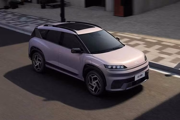 Beijing Hyundai đã ra mắt SUV cỡ trung Elexio hoàn toàn mới vào tháng 10/2025, thể hiện tín hiệu tái khẳng định tham vọng mở rộng sự hiện diện tại thị trường xe điện Trung Quốc đầy tiềm năng. Tuy nhiên, mẫu xe này hầu như không tạo được tiếng vang đáng kể, chủ yếu do định vị giá trị thương mại chưa rõ ràng.