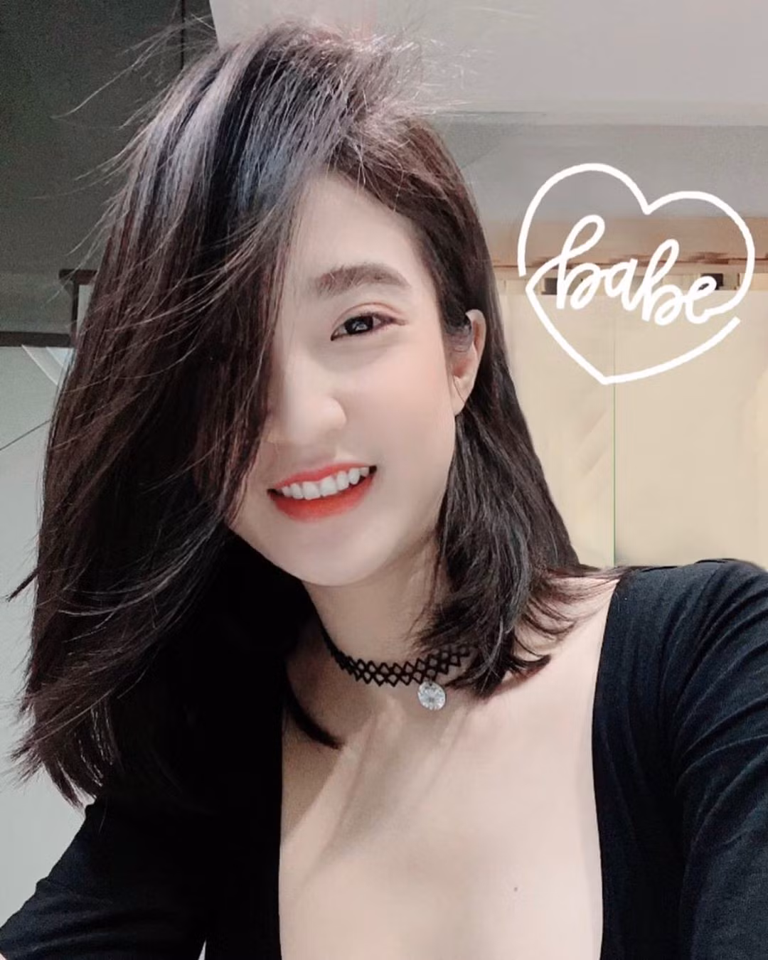 Không chỉ dừng lại ở robot, cô nàng còn sở hữu nhiều món đồ lưu niệm hiếm, từng được các fan cuồng Marvel và dòng phim/sản phẩm viễn tưởng săn đón.