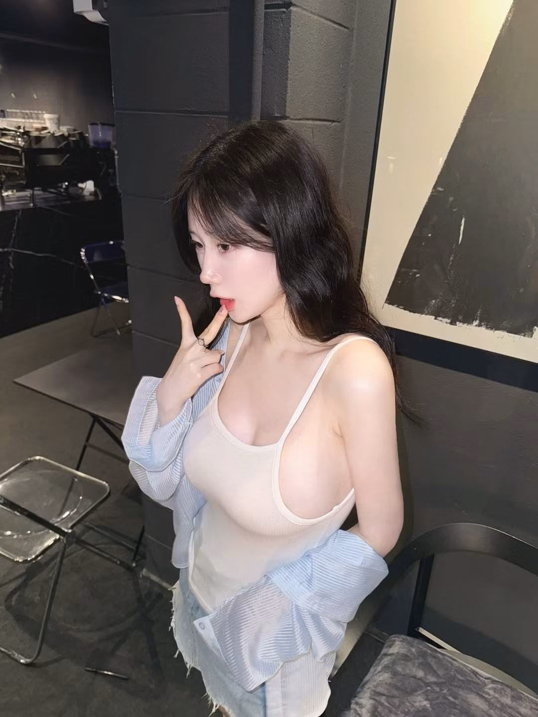 Là một "reel creator" sở hữu hơn 1,7 triệu người theo dõi trên Instagram, Seoul Asuna nhanh chóng trở thành tâm điểm của giới trẻ nhờ nét đẹp vừa hồn nhiên, vừa quyến rũ - một vẻ đẹp "đậm chất nàng thơ" khiến cả fan nam lẫn fan nữ đều say đắm.