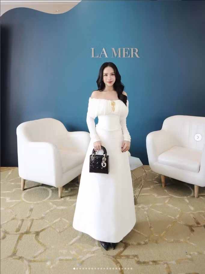 Không hoạt động giải trí nhưng Joyce Phạm sở hữu lượng người theo dõi “khủng” nhờ gu thời trang riêng biệt. Với chiều cao khiêm tốn 1m52, cô thường chia sẻ cách phối đồ giúp tối ưu tỉ lệ cơ thể, tạo cảm giác cao ráo hơn. Dù diện trang phục đời thường hay những bộ cánh dự tiệc lộng lẫy, cô đều biết cách khiến bản thân nổi bật một cách tinh tế.