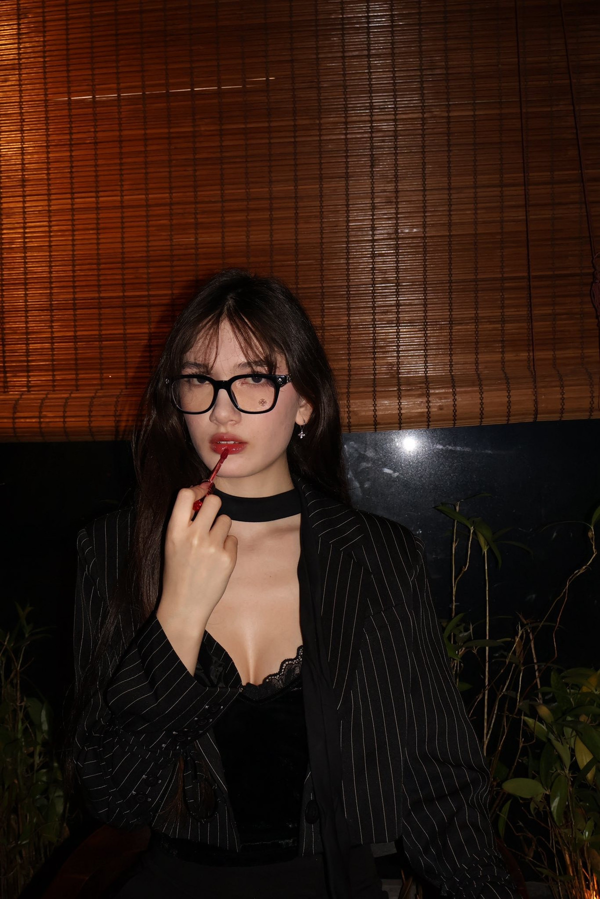 Trong loạt hình được chia sẻ, Đặng Thanh Giang lựa chọn phong cách thời trang hiện đại với gam màu tối chủ đạo, kết hợp kính gọng to và layout trang điểm sắc sảo.