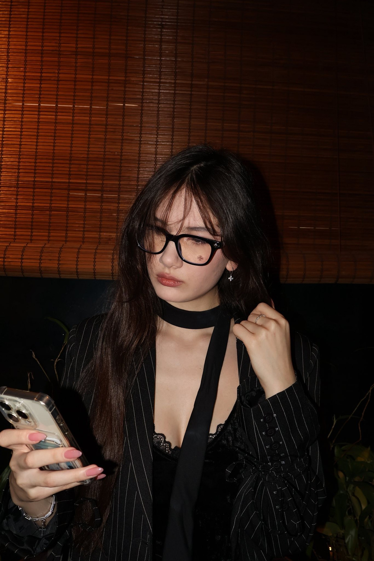 Gương mặt lai Tây với sống mũi cao, đôi mắt sâu và làn da sáng giúp Thanh Giang nổi bật trước ống kính. Nhiều khán giả nhận xét, em gái Đặng Văn Lâm sở hữu nét đẹp cá tính nhưng vẫn giữ được sự mềm mại, nữ tính đúng với độ tuổi 19.