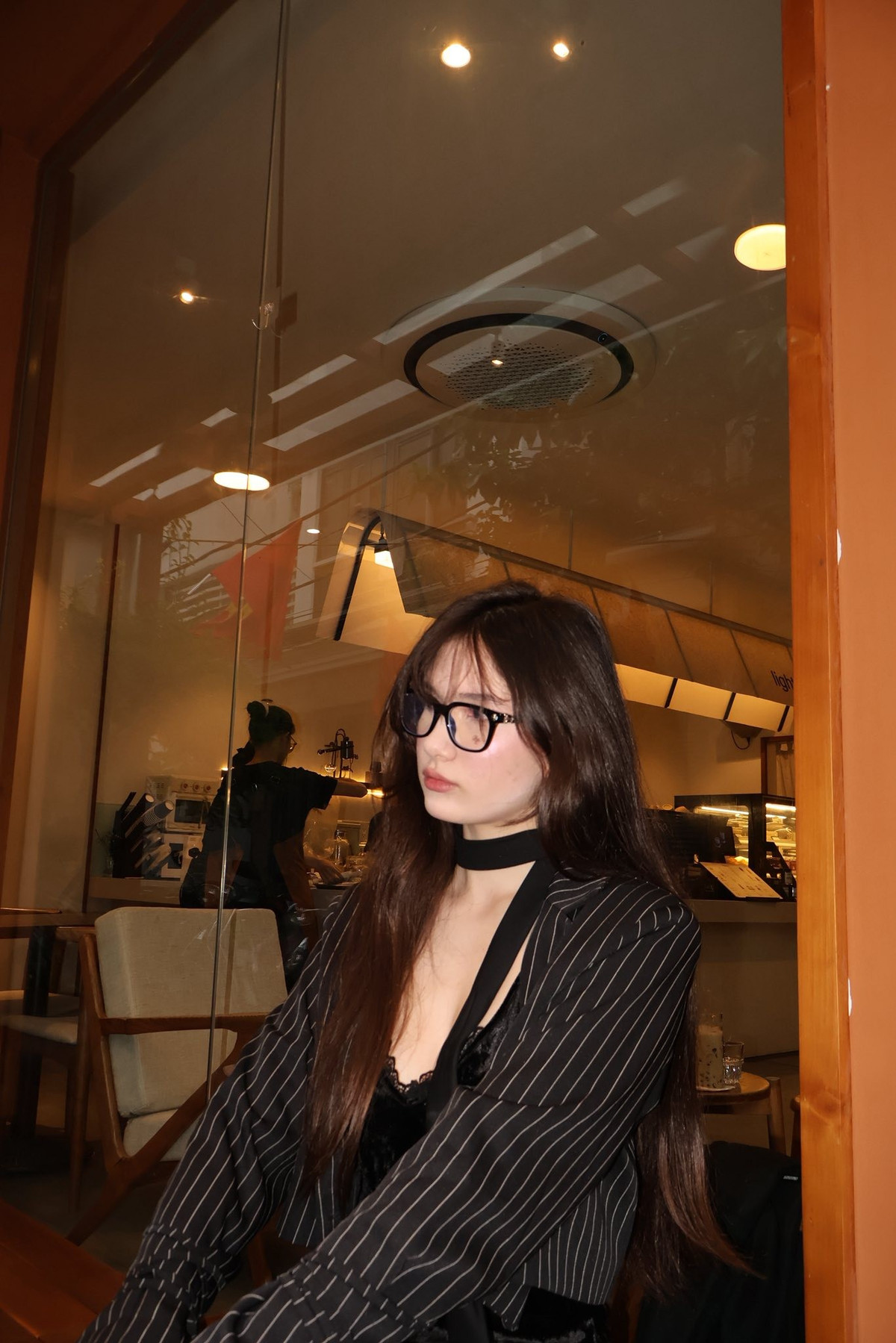 Sở hữu chiều cao ấn tượng khoảng 1m80 cùng thân hình mảnh mai, đôi chân dài thẳng tắp, cô dễ dàng “cân” nhiều phong cách khác nhau, từ thanh lịch đến cá tính.