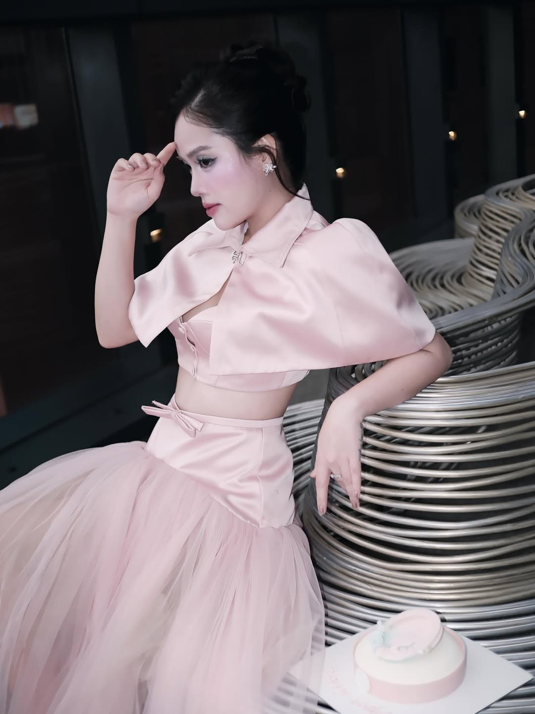 Ở tuổi 30, Huyền My được đánh giá là ngày càng mặn mà, cuốn hút, không còn nét non nớt mà thay vào đó là sự chín muồi, tự tin của người phụ nữ đã có gia đình và con nhỏ.