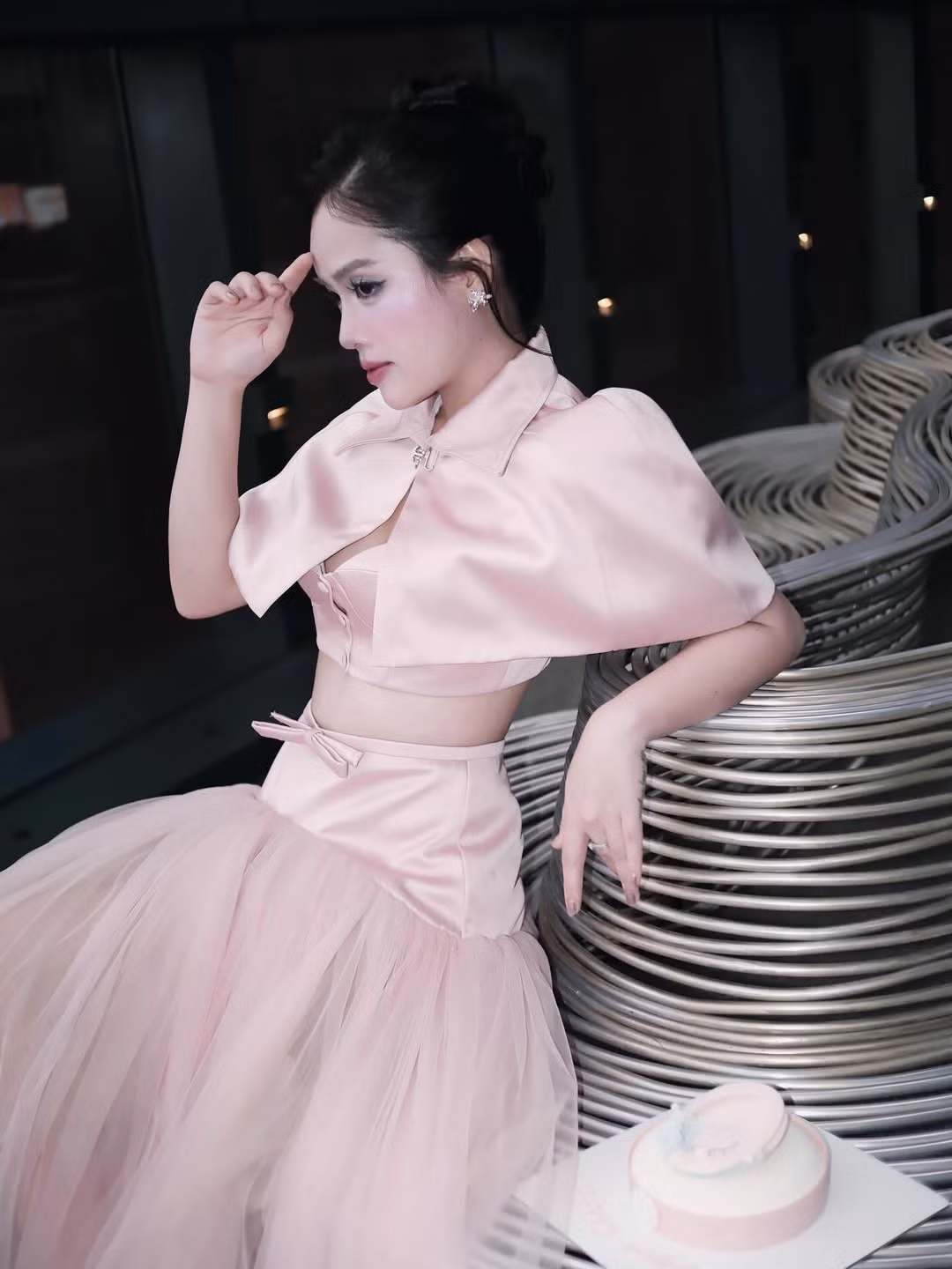 Ở tuổi 30, Huyền My được đánh giá là ngày càng mặn mà, cuốn hút, không còn nét non nớt mà thay vào đó là sự chín muồi, tự tin của người phụ nữ đã có gia đình và con nhỏ.